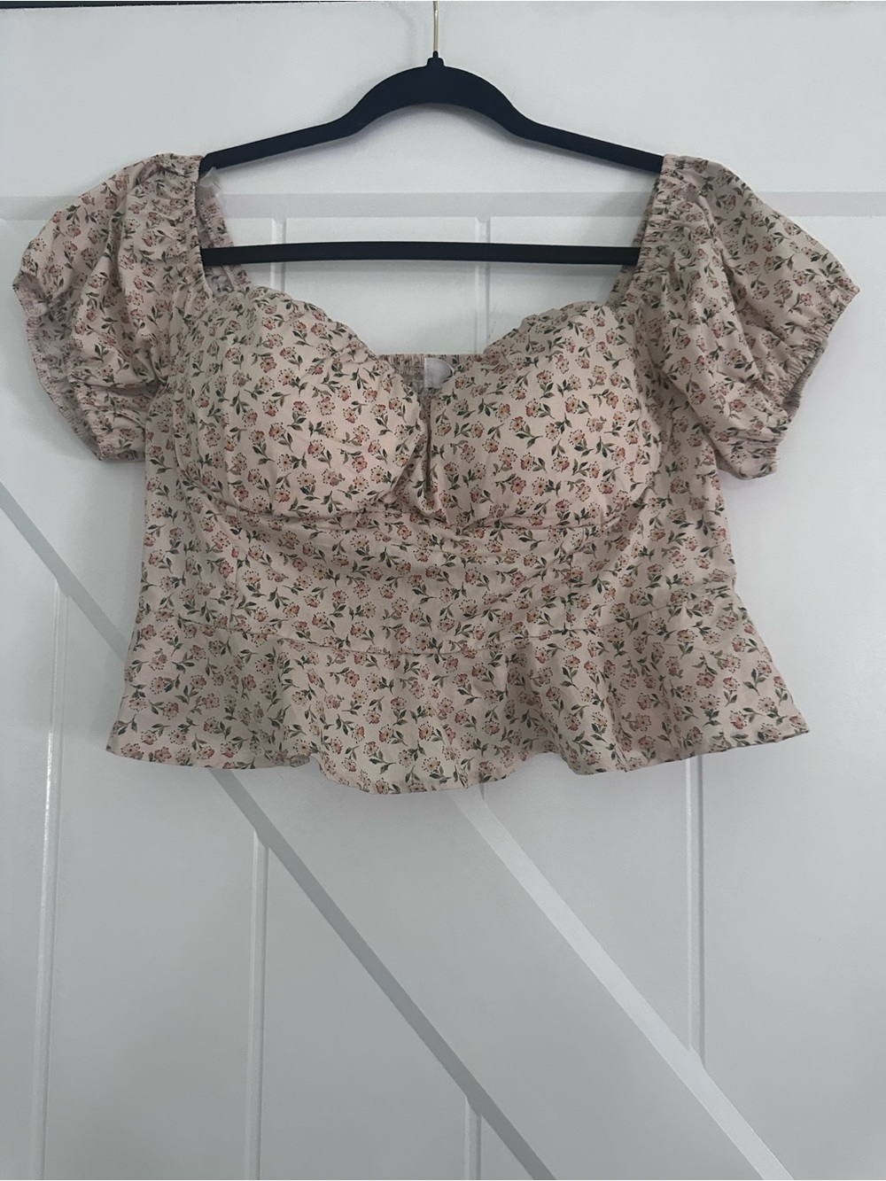 L.I.F.E Floral Peplum Puff-Sleeve Blouse in Cream - Picture 2 of 6